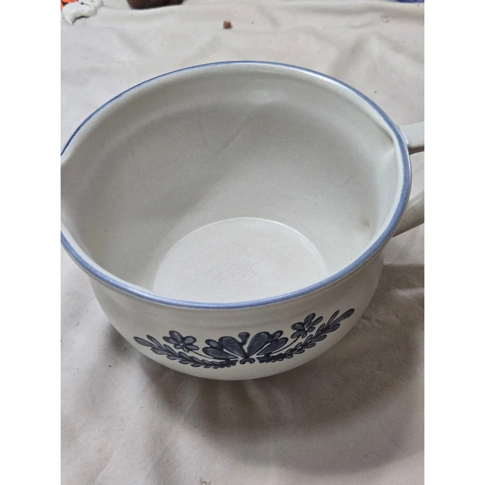Pfaltzgraff Yorktowne 2 Quart Batter Bowl with Spout and Handle Vintage Blue 464